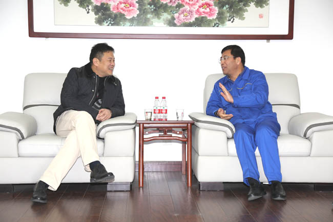 光大銀行鄭州分行東風(fēng)路支行行長(cháng)尚明勝、副行長(cháng)張濤到萬(wàn)基控股集團調研